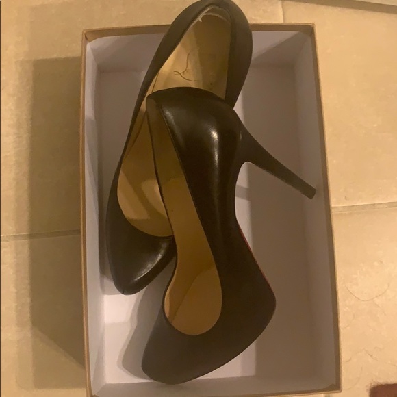 Christian Louboutin Shoes - Auth Rolando Leath Black sz 39.5  😘